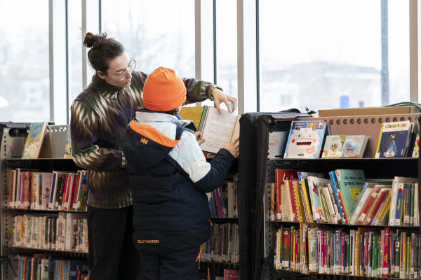 Bibliothécaire avec yn garçon et des livres