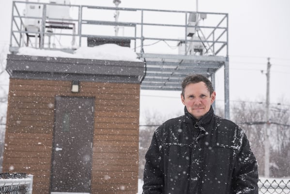 Fabrice Godefroy devant la station de la qualité de l'air à Pointe-aux-Trembles