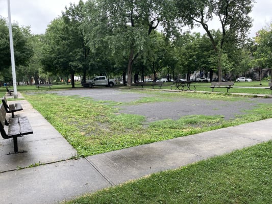 Terrain de pétanque dans le square Sir-George-Étienne-Cartier avant les travaux