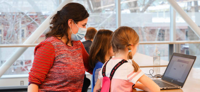 Ana animant l'un des ateliers du Fab Lab de la bibliothèque Père-Ambroise