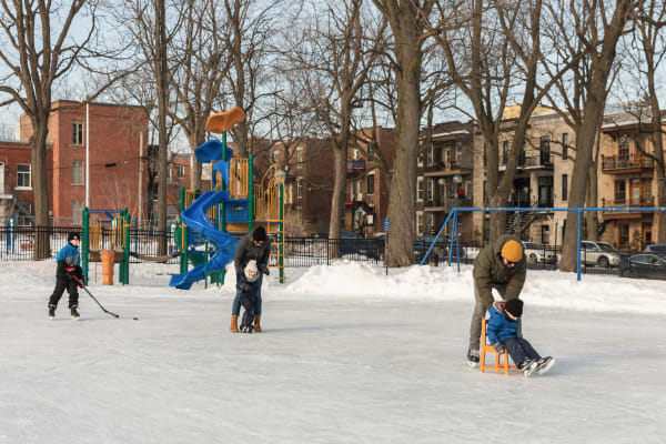 Famille patinant au parc Saint-Aloysius