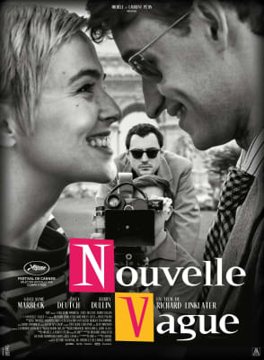 Affiche de film, deux personnes se regardent au milieu une autre les filme