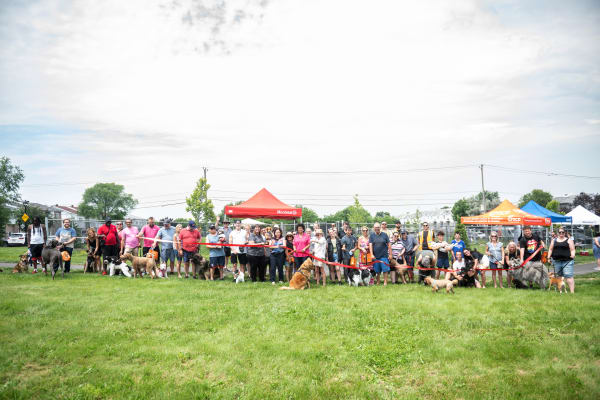 L’arrondissement de Rivière-des-Prairies–Pointe-aux-Trembles a officiellement inauguré, le 6 juillet dernier, le tout nouveau parc à chiens situé au parc des Botanistes.