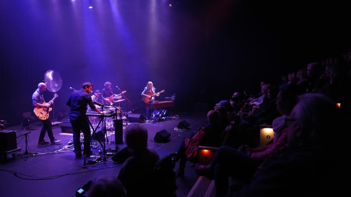 Photo prise lors d'un spectacle avec artistes sur la scène