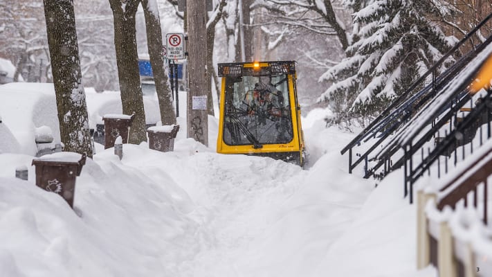 Une chenillette déneige un tottoir