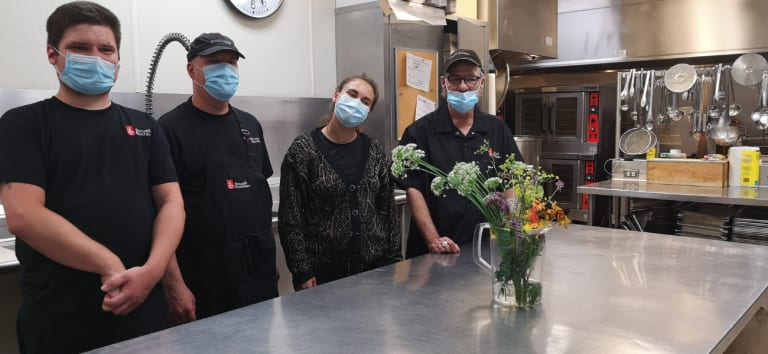 Maxime, Daniel, Moéra et Richard dans les cuisines de l'Accueil Bonneau