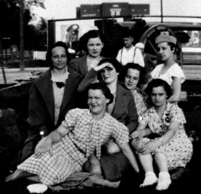 Femmes assises près d'un canon, 4375, rue Ontario