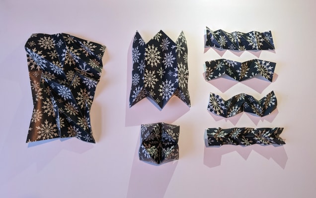 Oeuvre d'origami de Jean-François Roy, papier d'emballage de Noël, 2022.