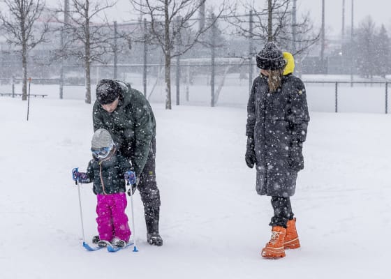 Enfant en ski de fond avec ses parents