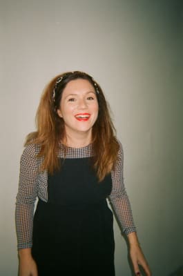 Portrait spontané de Léa Stréliski en tenue décontractée sur fond neutre. 