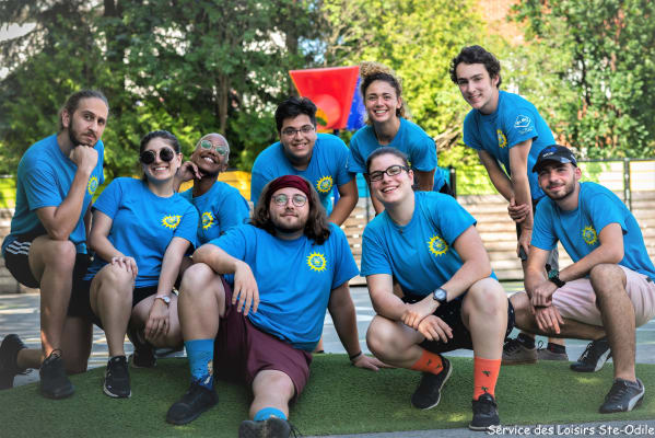 photo d'un groupe d'animatrices et d'animateurs du camp de jour de des loisirs Sainte-Odile