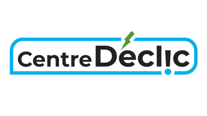 Le logo du Centre Déclic présente le nom de l'organisme en lettres noires, entouré d'un ovale bleu. L'accent du « é » dans Déclic est représenté par un éclair.