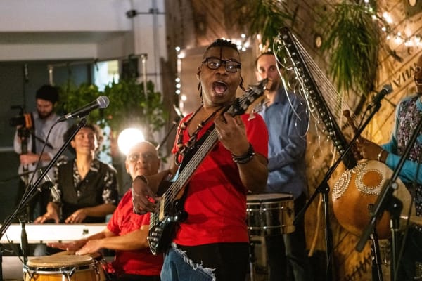 Le chanteur Just Wôan et le groupe Bantü Salsa