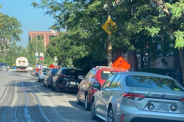 Ne pas respecter l’horaire d’interdiction de stationnement peut mener à des contraventions ainsi qu’à des tronçons de rues non nettoyés, et ce, jusqu’au prochain passage du balai de rue.