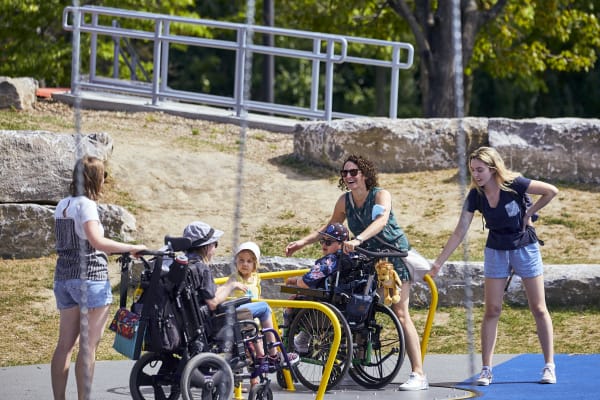 Le parc Saint-Joseph permet à tous de s'amuser et d'en profiter pleinement, peu importe son âge ou ses limitations.