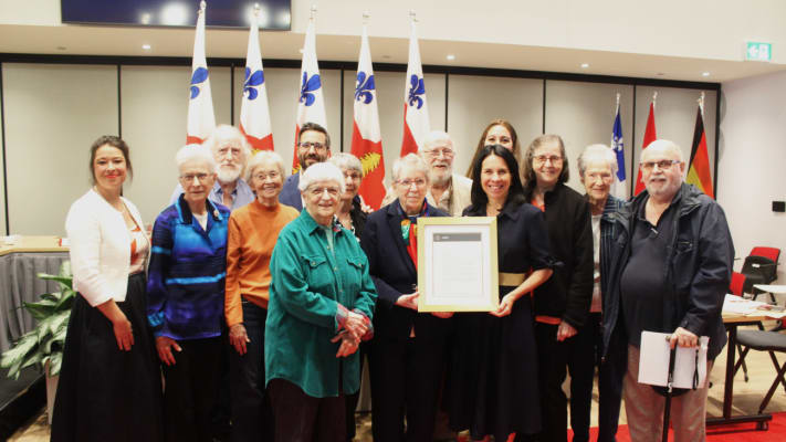 Les résidentes et les résidents du Mont-Carmel se font remettre une lettre de reconnaissance par la mairesse, Valérie Plante