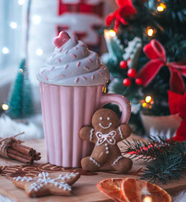 Biscuit, boisson chaude et décoration de Noël. 