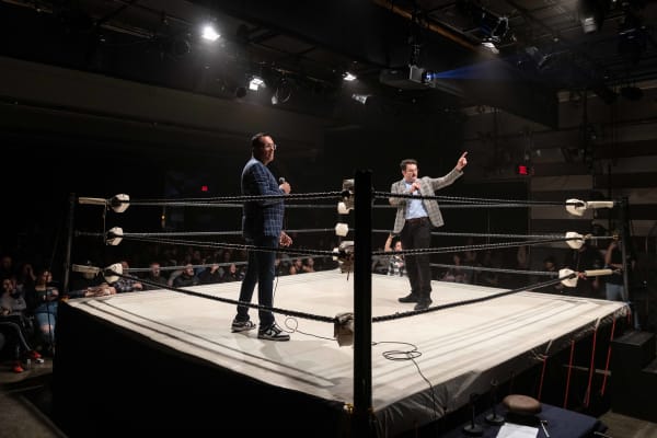 Le maire de MHM, Pierre Lessard-Blais, sur le ring avec Pat Laprade