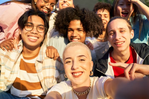 Groupe d'adolescents dans un parc