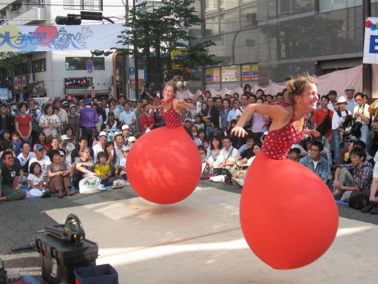 Photo des sœurs kif-kif en train de performer devant un public 