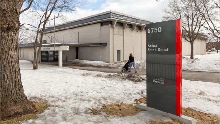 Photo montrant la façade de l'aréna Saint-Donat