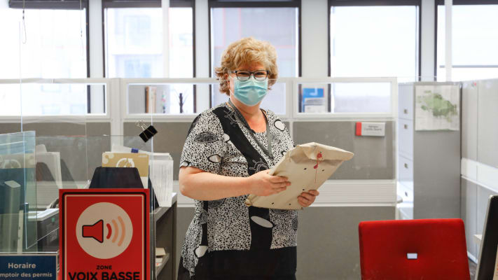 Anne-Renée à l'accueil du Bureau Accès Montréal de Ville-Marie, un colis en main.