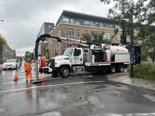 Camion-pompe pour capter l’eau des égouts