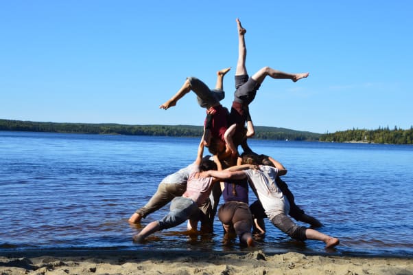 Une figure acrobatique sur la plage