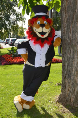 La mascotte Léo en costume de soirée