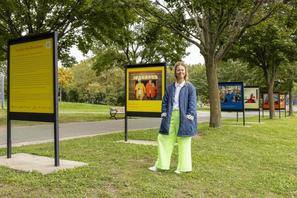 Artiste Joannie Lafrenière devant les panneaux du parc Champdoré