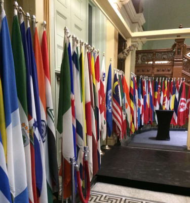 Plusieurs drapeaux au vestibule de l'hôtel de ville