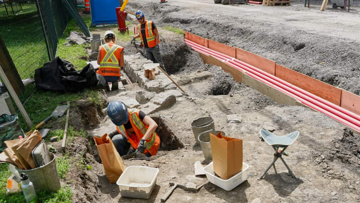 Équipe d'archéologues travaillant sur un site du quartier Griffintown