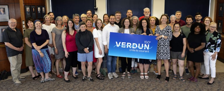 Photo avec des représentants et représentantes des projets de la communauté retenus dans le cadre du 150e anniversaire de Verdun