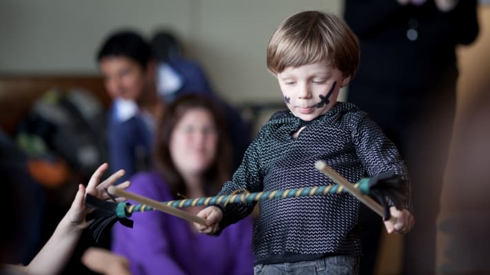 Enfant faisant un atelier de bâton.