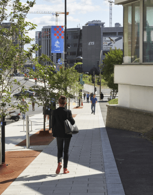 Femme marchant sur le trottoir de la rue Peel