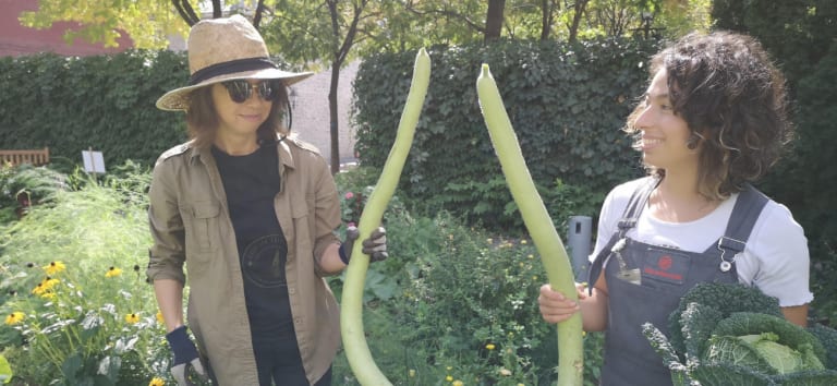 Mutsuko et Josiane avec des courges siciliennes