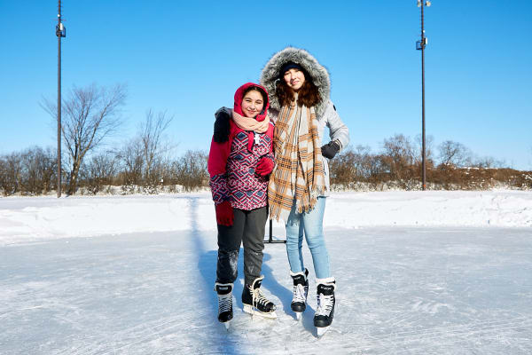 Deux fillettes patinant dehors