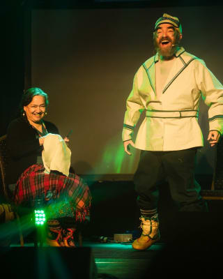 Personnes en tenue traditionnelle avec bottes et tissu décoratif