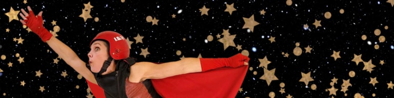 Femme avec casque et cape colorée qui s'envole dans les étoiles