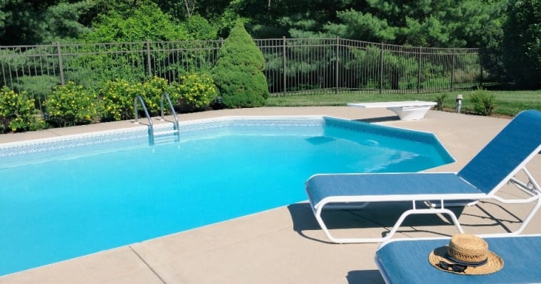 Une piscine creusée avec une clôture protectrice