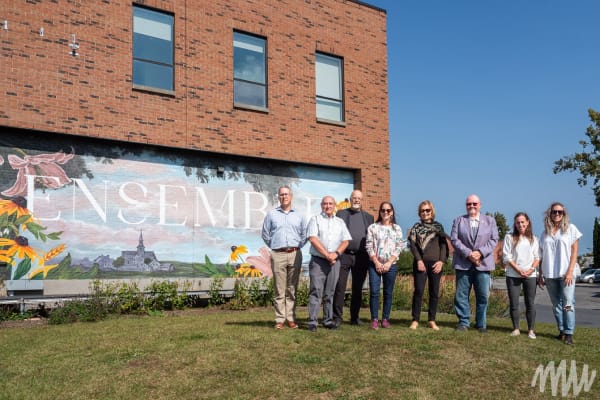 Partenaires du projet et l’artiste devant la murale, 2023