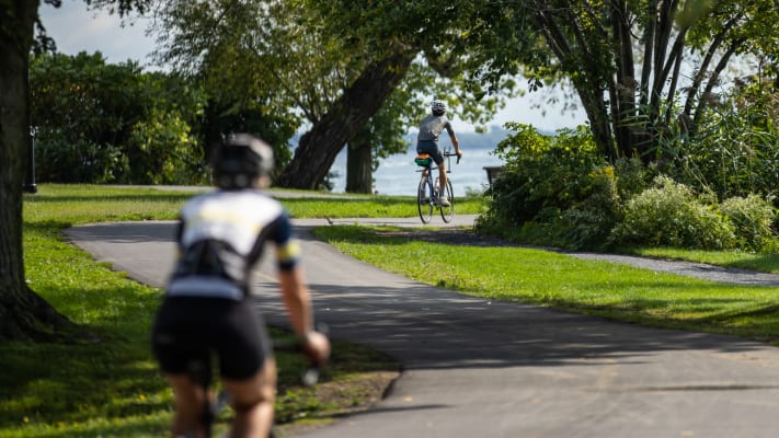 Des cyclistes sur une piste cyclable au bord de l'eau à LaSalle.