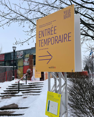 Affiche indiquant l'emplacement d'une nouvelle entrée