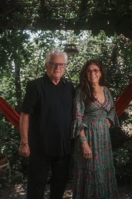 Deux artistes sourient à la caméra