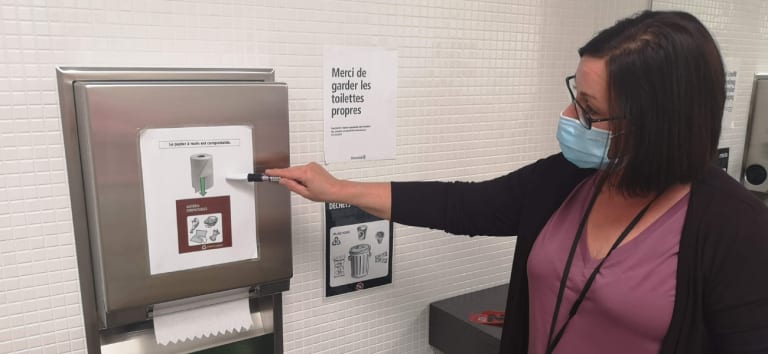 Sylvie montre que le papier à main est compostable dans la salle de bain