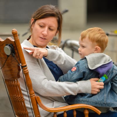 Une mère et son jeune fils dans une chaise berçante