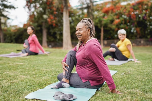 Femme qui fait du yoga dans un parc