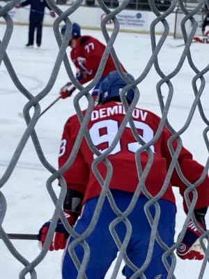 Joueur des Canadiens de Montréal Ivan Demidov à la patinoire extérieur Bleu Blanc Bouge à NDG