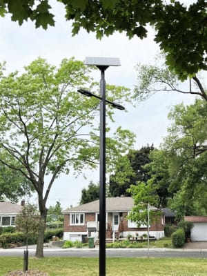 Un des six lampadaires solaires aux croisements des rues Champigny-Deguire et Rochon-Latour à Saint-Laurent