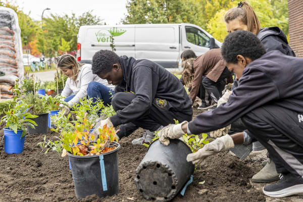 Des élèves participent à la plantation du nouveau site Bye Bye Béton! de l'école Georges-Vanier.